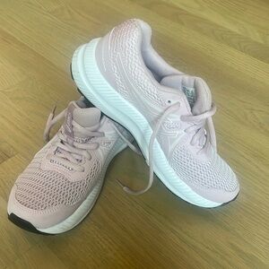Girls ASICS Light Pink Running Shoes Size 4.5